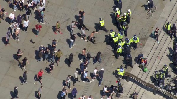 اشتباك بين الشرطة ومحتجين من اليمين المتطرف في لندن