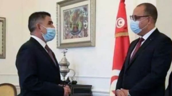 صورة تجمع رئيس الحكومة التونسية المقال هشام المشيشي (يمين) ولزهر لونغو