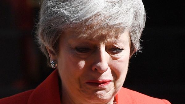 رئيسة وزراء بريطانيا تيريزا ماي الجمعة وهي تحاول أن تحبس دموعها