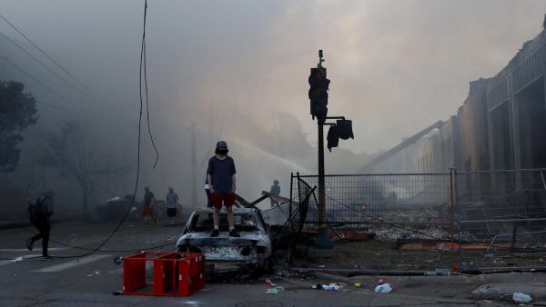 ترامب يلوح بنشر الجيش للتصدي للاحتجاجات في منيابوليس