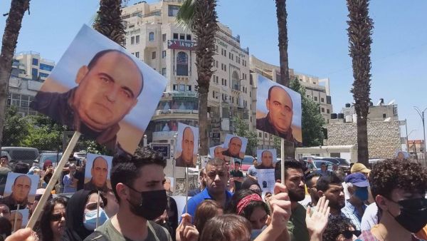 لليوم الثالث.. تظاهرات في الضفة الغربية للتنديد بمقتل نزار بنات