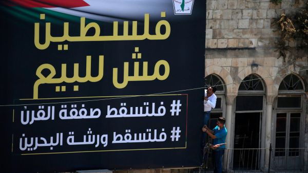 شهد قطاع غزة المحاصر إضرابا شاملا، أغلقت فيه المؤسسات العامة والخاصة والمحال التجارية أبوابها