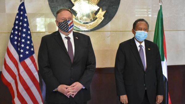 وزير الخارجية الاميركي مايك بومبيو (يسار) خلال لقائه رئيس الوزراء السوداني عبدالله حمدوك في الخرطوم الاسبوع الماضي