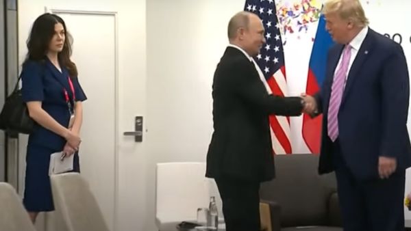 سر المترجمة الفاتنة والحديث الهامس بين ترامب وبوتين