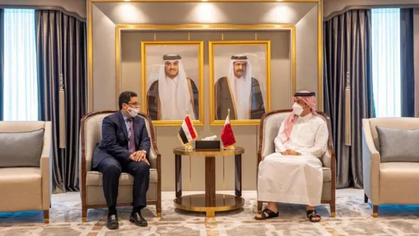 وزير الخارجية القطري محمد آل ثاني (يمين) ونظيره اليمني أحمد بن مبارك في الدوحة