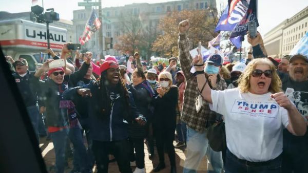 الالاف من مناصري ترامب يتظاهرون رفضا لنتيجة الانتخابات