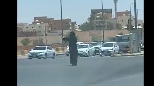 شابة سعودية تتطوع لتنظيم حركة السير بعد تعطل شارة المرور