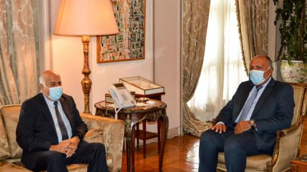 وزير الخارجية المصري سامح شكري مستقبلا في القاهرة المسؤول في حركة فتح جبريل الرجوب