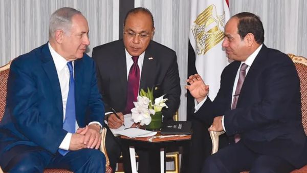 الرئيس المصري عبد الفتاح السيسي خلال لقاء سابق مع رئيس الوزراء الإسرائيلي بنيامين نتنياهو