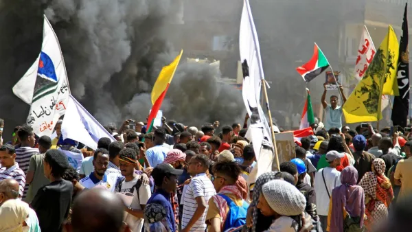 السودان.. مقتل متظاهر دهسا خلال احتجاجات حاشدة في ذكرى الانقلاب