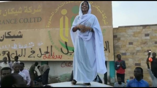 الاء صلاح ايقونة التظاهرات السودانية