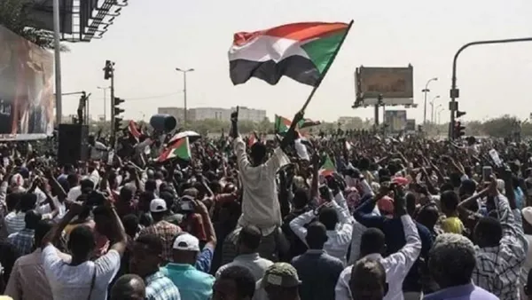 سودانيون يتظاهرون لمطالبة الجيش بالاستيلاء على السلطة