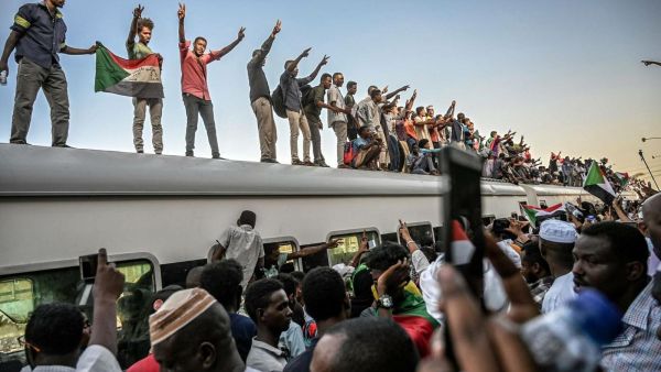 دعا تجمع المهنيين السودانيين إلى عصيان مدني وإضراب عام لزيادة الضغط على المجلس العسكري.