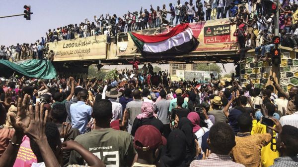 متظاهرون في السودان