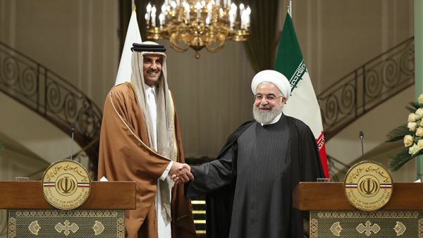  الرئيس الايراني حسن روحاني (يمين) وأمير قطر الشيخ تميم بن حمد آل ثاني