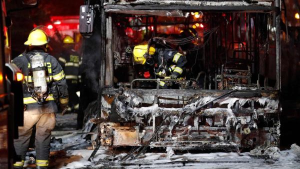 من اثار الدمار الذي خلفه القصف الصاروخي على تل ابيب