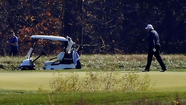 ترامب يتلهى بلعب الغولف!