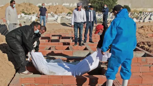 دفن جثة أحد المهاجرين الذين لقوا مصريعهم في غرق مركبهم في مدينة صفاقس في تونس