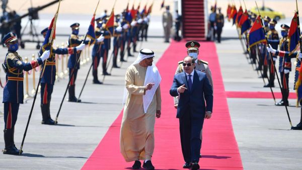 محمد بن زايد يصل مصر عشية استضافتها قمة عربية خماسية
