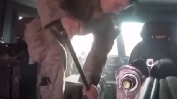 شاهد.. جنود اميركيون يعطبون آليات عسكرية قبل مغادرتهم افغانستان