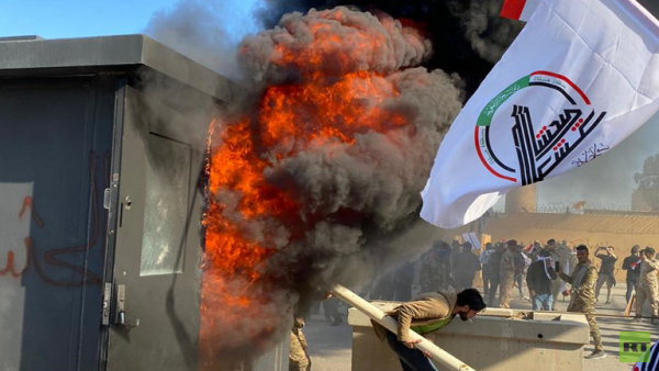 محتجون غاضبون يحاولون اقتحام السفارة الاميركية في بغداد
