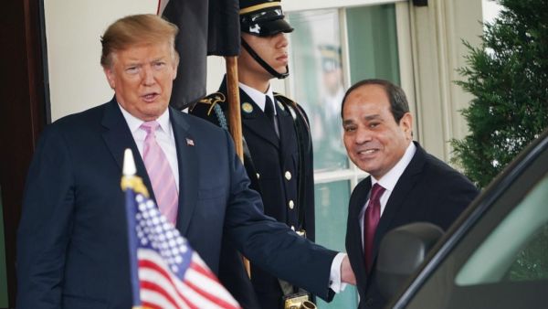 الرئيس المصري عبد الفتاح السيسي (يسار) خلال لقائه نظيره الاميركي دونالد ترامب في البيت الابيض