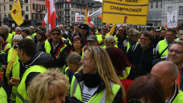 احتجاجات السترات الصفراء المناهضة للحكومة في فرنسا