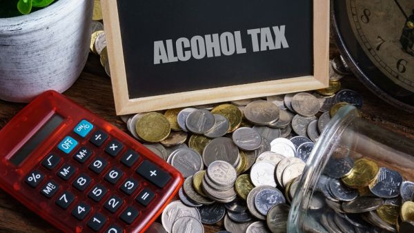 The selective tax on tobacco, its derivatives, energy drinks, alcoholic beverages and pork was 100 per cent applied