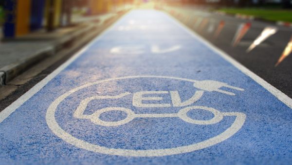 According to Fast Company, the kilometre-long stretch, to be built by Elonroad, will make it possible to charge electric vehicles while driving.
