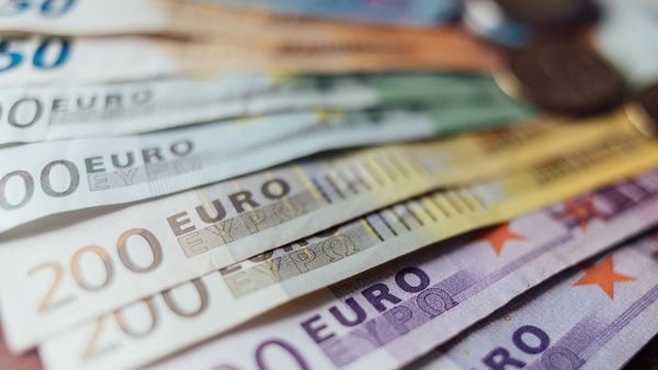 Intra-EU28 trade rose 2.3% to reach €2.1 trillion ($2.37 trillion) year-on-year in the same period.