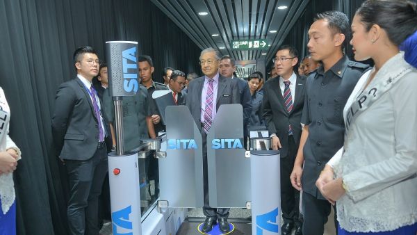 Malaysian Prime Minister, Tun Dr Mahathir Mohamad, trying SITA Smart Path™ at KLIA’s 21st anniversary celebration.