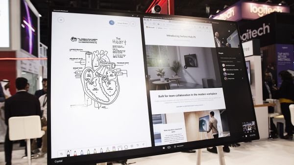 يمتلك جهاز Surface Hub 2S شاشة بمقاس 50 بوصة تعمل بخاصية اللمس المتعدد
