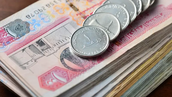 البنك المركزي الإماراتي ينفي أن تكون الأوراق النقدية تنقل «كورونا» بشكل أكثر من غيرها