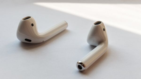 Mac, iPad and accessories, plus marked improvement in China, help revenue grow again after 2 quarters of dips.