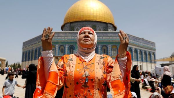 A Palestinian woman prays as people gather for the Friday prayer at Al Aqsa mosque during Al-Quds day in Jerusalem on May 31, 2019.  Ahmad GHARABLI / AFP