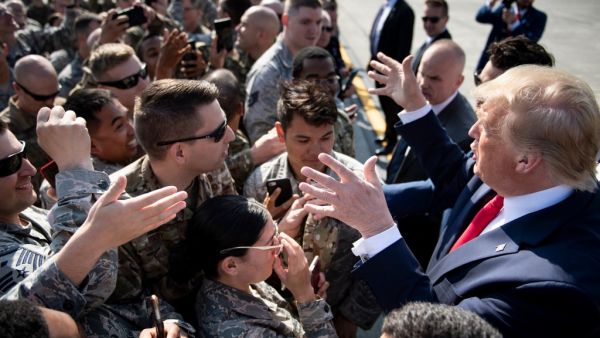 US President Donald Trump greets troops as Air Force One is refueled at Elmendorf Air Force Base while traveling to Japan on June 26, 2019, in Anchorage, Alaska.  Brendan Smialowski / AFP