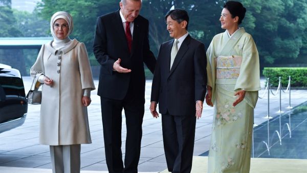Turkey's President Recep Tayyip Erdogan (2nd L) speaks with Japan's Emperor Naruhito (2nd R) and Empress Masako (R) beside his wife Emine Erdogan (L) upon their arrival at the Imperial Palace in Tokyo on July 1, 2019.  Toshifumi KITAMURA / AFP
