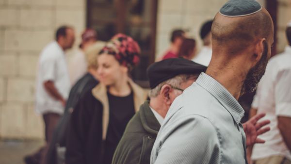  Man wearing kippas (Shutterstock)	