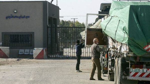 Israeli authorities decided to allow the entry of truckloads of fuel into the besieged Gaza Strip (Twitter)