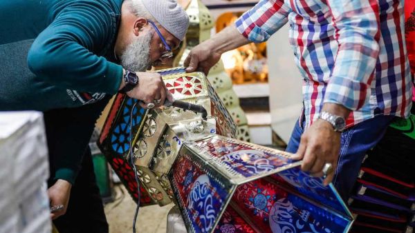 Lantern maker Issam Zughair lights up (Twitter)