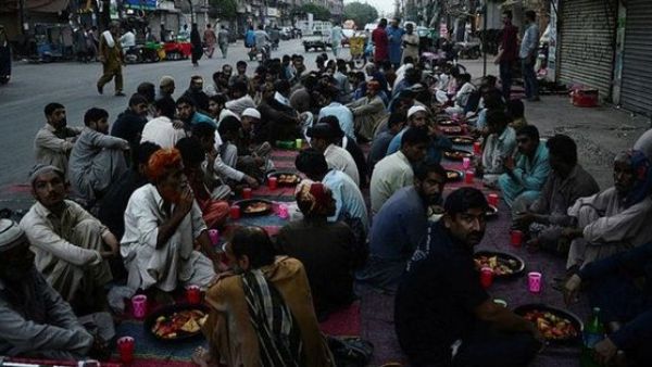 Karachi’s main University Road (Twitter)