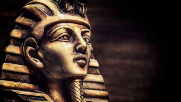 Stone pharaoh tutankhamen mask (Shutterstock)	