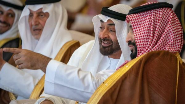 ظهر ولي العهد السعودي الامير محمد بن سلمان في احد المطاعم بالعاصمة الرياض برفقة ولي عهد أبوظبي الشيخ محمد بن زايد