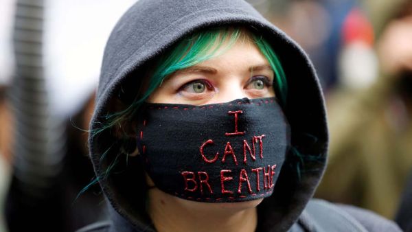 شنت الحكومة الأميركية بعد ذلك مداهمات واعتقلت مئات العراقيين