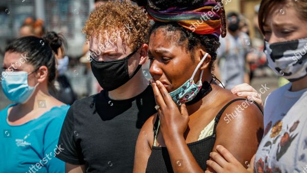  المعتدي الذي “قتل شرطيين يشتبه في أنه قتل أيضا مدنيين في المنزل”