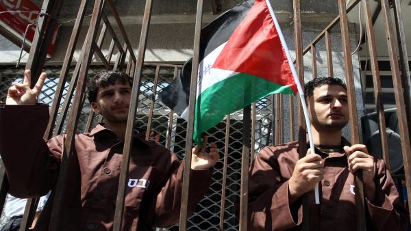 من بين حالات الاعتقال خلال انتفاضة القدس (5000) حالة اعتقال لأطفال قاصرين