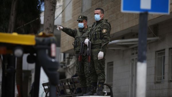 في حال دخول أي مستوطن إلى مناطق السلطة الفلسطينية، "ستسلمه أجهزة الأمن الفلسطينية إلى الصليب الأحمر