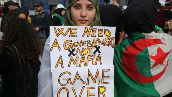 شهدت الجزائر تظاهرات شعبية طالبت ببعض الاصلاحات السياسية والاقتصادية