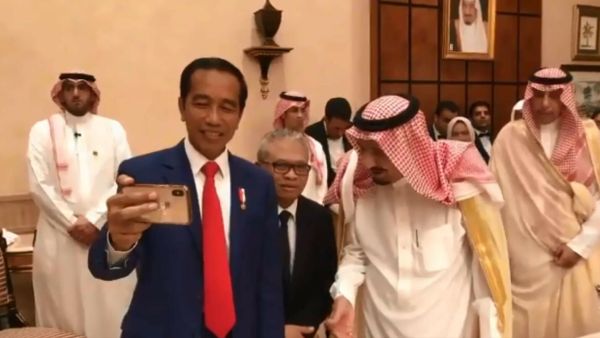الرئيس الاندونيسي يصور الملك سلمان فيديو عفوي