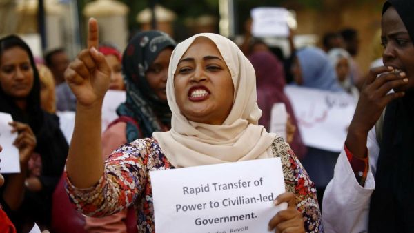 يترقب السودانيون، إعلان حمدوك للتشكيلة الوزارية بعد نحو أسبوع من أدائه اليمين يترقب السودانيون، إعلان حمدوك للتشكيلة الوزارية بعد نحو أسبوع من أدائه اليمين